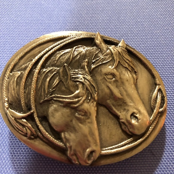 Siskiyou Accessories - Woman's western horse belt buckle